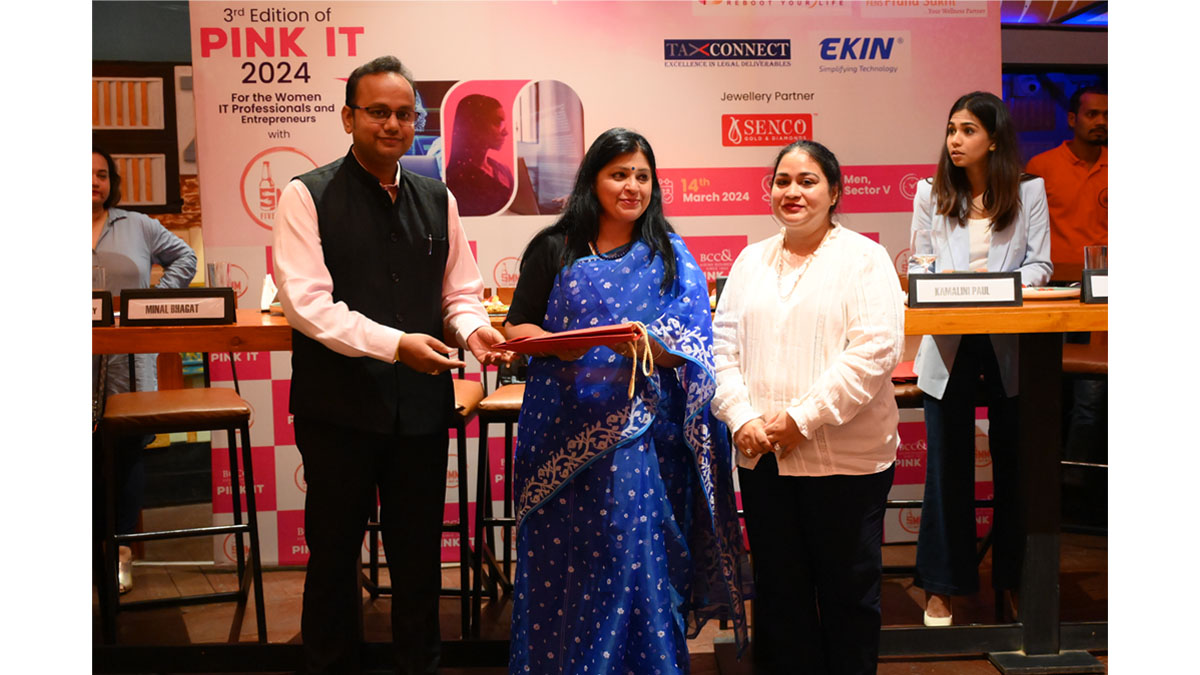 Mr Vivek Jalan, Chairperson, Fiscal Affairs & Taxation (National) Com mittee, The Bengal Chamber of Commerce and Industry and Partner, Tax Connect Advisory Services LLP, Kolkata (L) presenting memento to Ms Amrita Chowdhury, Co-Founder & CEO, Gaia Smart Cities, Mumbai with Ms. Joita Sen, Director – Marketing & Design, Senco Gold Ltd. (R). 