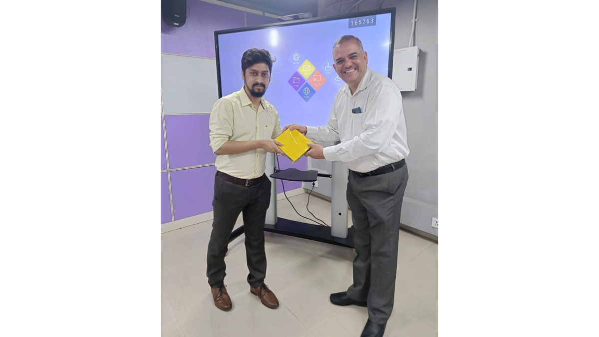 Mr. N K Ghosal, Member, IT Committee, The Bengal Chamber of Commerce and Industry; Mentor, WEBEL-BCC&I Tech Incubation Center and Director, NKG & Associates presenting memento to Mr. Sourav Bhaumik, esteemed Faculty of the Course.