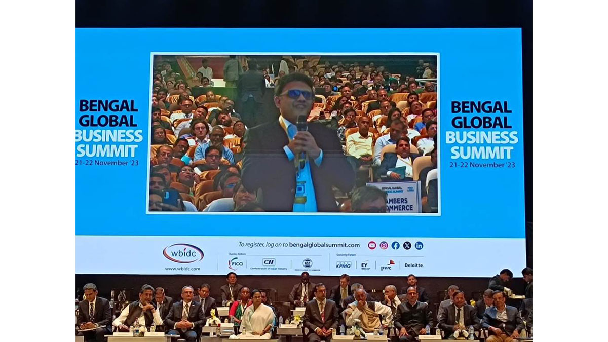 Mr Abhijit Roy, Senior Vice President, Bengal Chamber of Commerce & Industry & Managing Director, Berger Paints Ltd announcing expansion plans of upward of Rupees 700 crores infront of the Hon'ble Chief Minister.