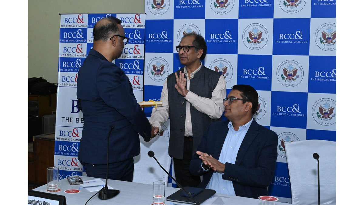 Dr. Suranjan Das, Vice Chancellor, Adamas University handing over the memento to Dr. Kanadpriya Basu, Professor of Practice, Data Science & Leadership Development.