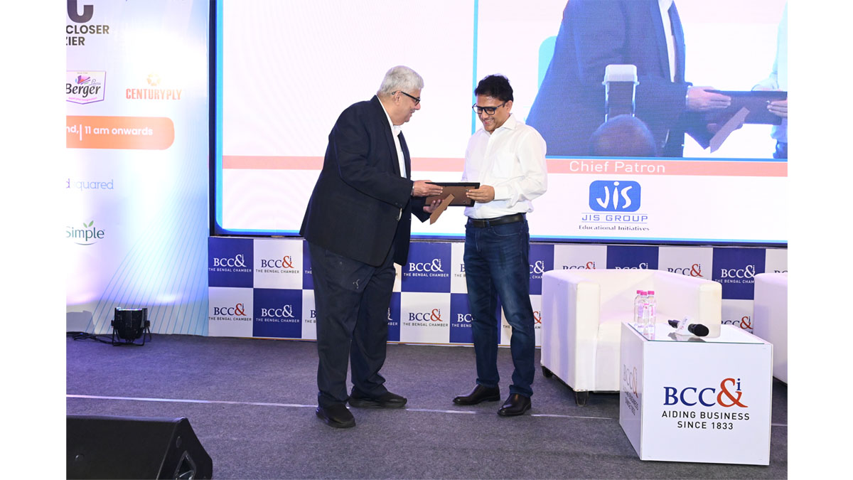 Mr. Anoop Hoon, Chairperson, Marketing and Brand Committee, BCC&I handing over a memento to Mr. Abhijit Roy, Senior Vice President, The Bengal Chamber and Managing Director & CEO, Berger Paints India Ltd.