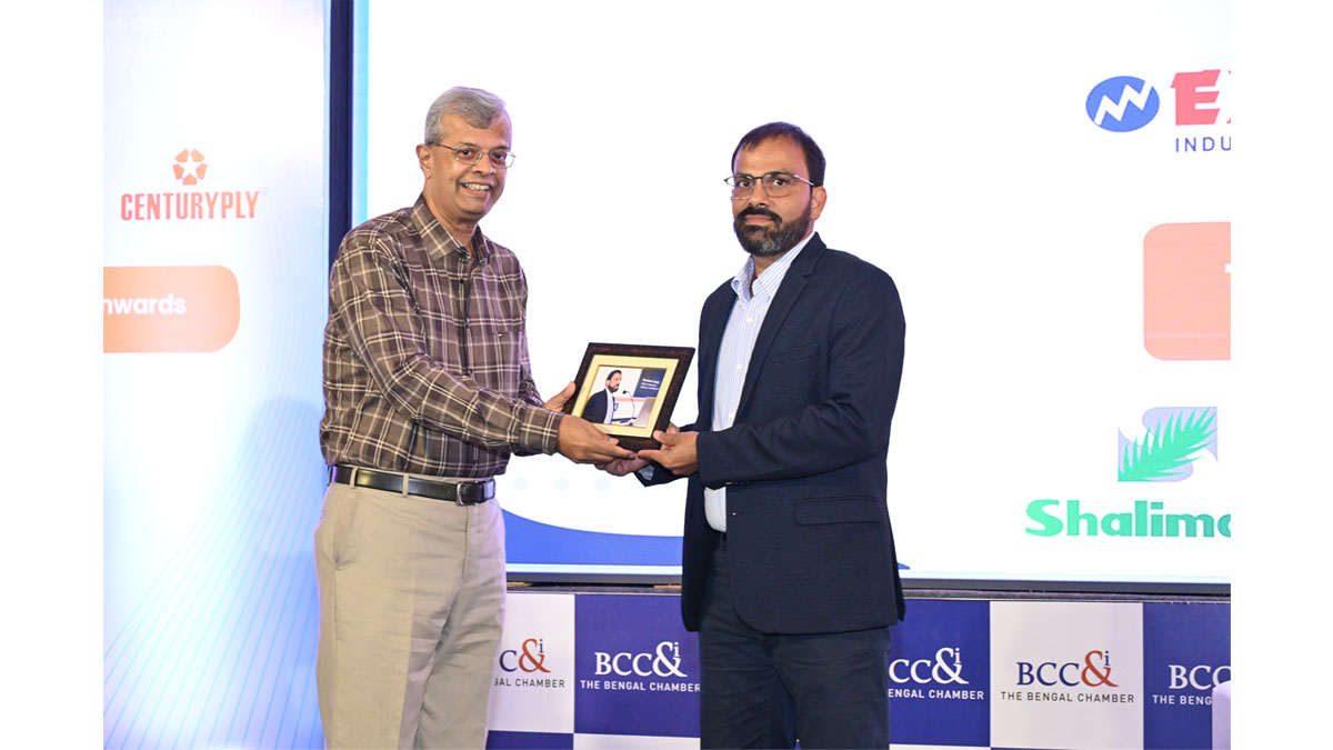 Mr. Sidhartha Roy, CEO, Response India Limited, handing over a memento to Mr. Prashant Singh, Co-Founder & COO Leadsquared