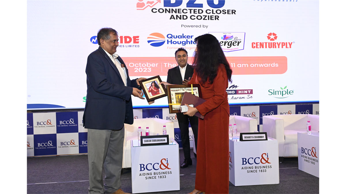 Mr. Avijit Dutta handing over the mementos to Ms. Kavita Mahto, Business Head, Tata Steel Aashiyana