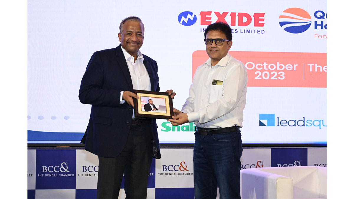 Mr. Abhijit Roy, Senior Vice President, The Bengal Chamber and Managing Director & CEO, Berger Paints India Ltd. handing over a memento to Mr. Lloyd Mathias, Investor & Business Strategist