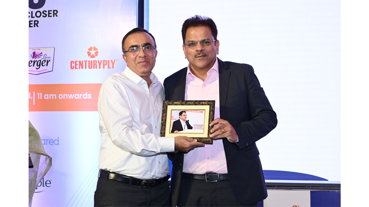 Mr. Mahesh Motwani, Executive Vice President, Initiative Media (India) Pvt Ltd, handing over a memento to Mr. Rohit Ohri, Executive Chairman & CEO, FCB Group India