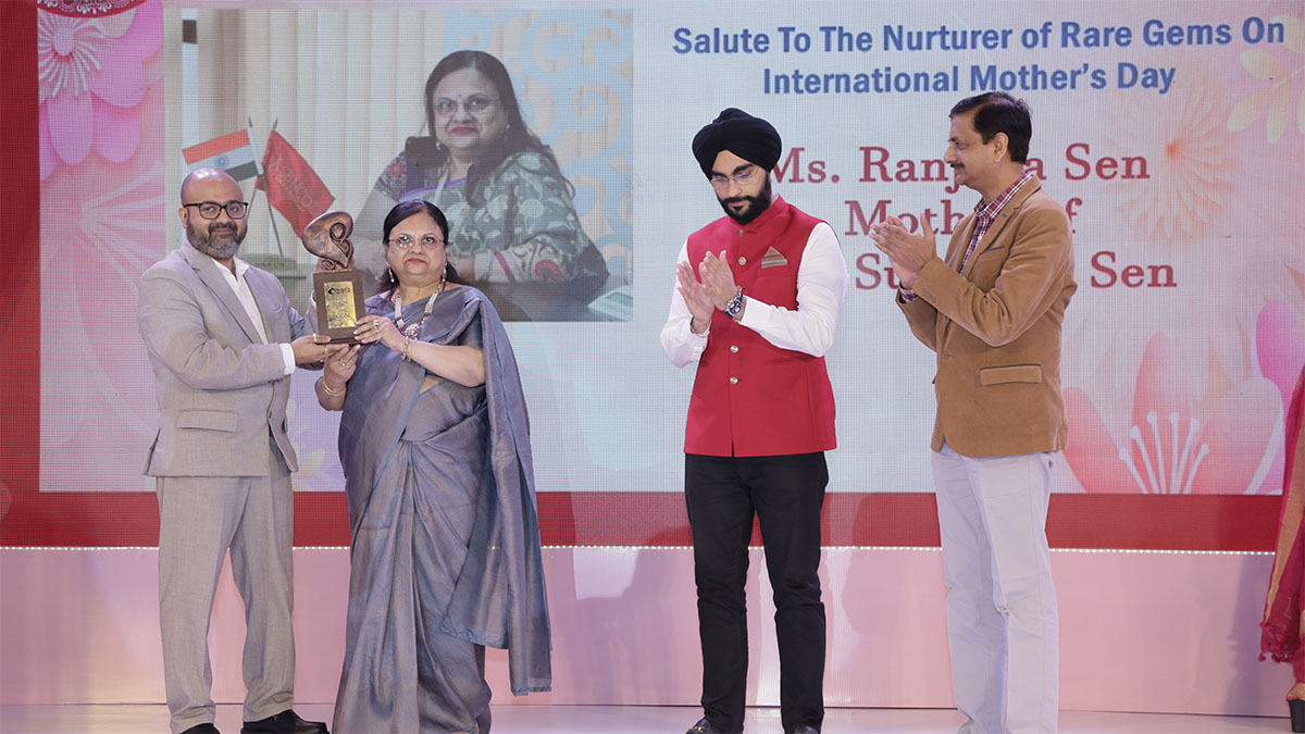 Business Category - Ms. Ranjana Sen, mother of Mr. Suvankar Sen, Managing Director and CEO, Senco Gold & Diamond received the award. On Stage - Mr. Simarpreet Singh, Director, JIS Group and Sri Sunil Kumar Singh, General Manager, Network 1, State Bank of India, Kolkata Circle