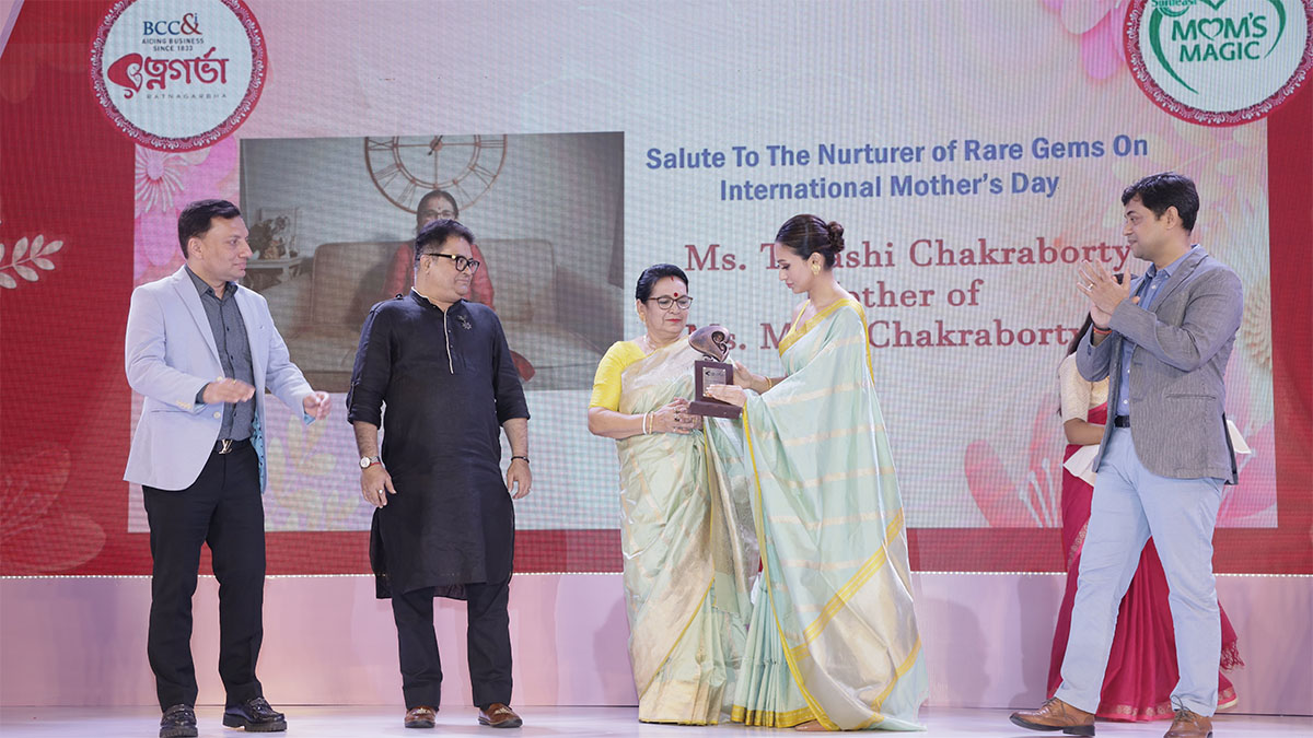 Film Category - Ms. Tapashi Chakraborty mother of Ms. Mimi Chakraborty, Bengali Film Actress received the award. On Stage - Mr. Tanmoy Banerjee, Co-Chair Sports Committee, The Bengal Chamber and Director, RT Network Solutions Pvt Ltd., Mr. Subhajit Ghosh, Director, Banchharam’s and Mr. Sudip Roy Chowdhury, BCC&I, Sports Committee Member and Managing Director, R0y Chowdhury & Co.