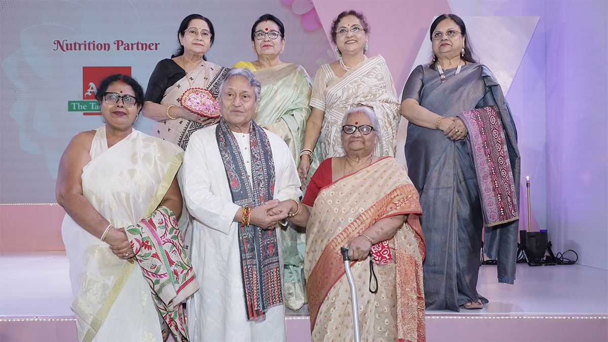 Ustad Amjad Ali Khan with the mothers of achievers