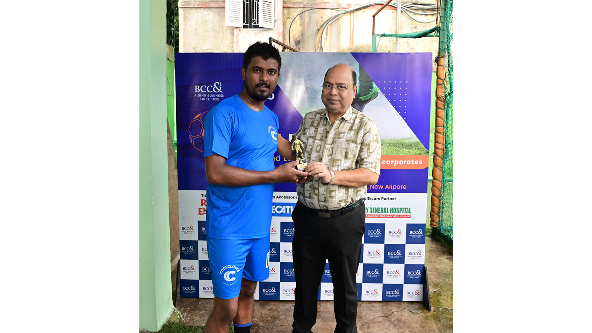 Mr. Subrata Dutta, Chairperson, Sports Committee, BCC&I, Chairman, The Indian Football Association & MD, The George Telegraph handing over a Man of the Match Trophy