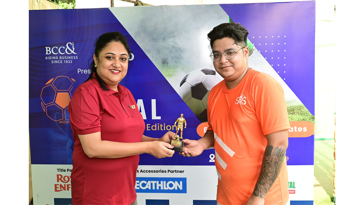 Ms. Rajashree Mukherjee, Manager, BCC&I handing over a Man of the Match Trophy