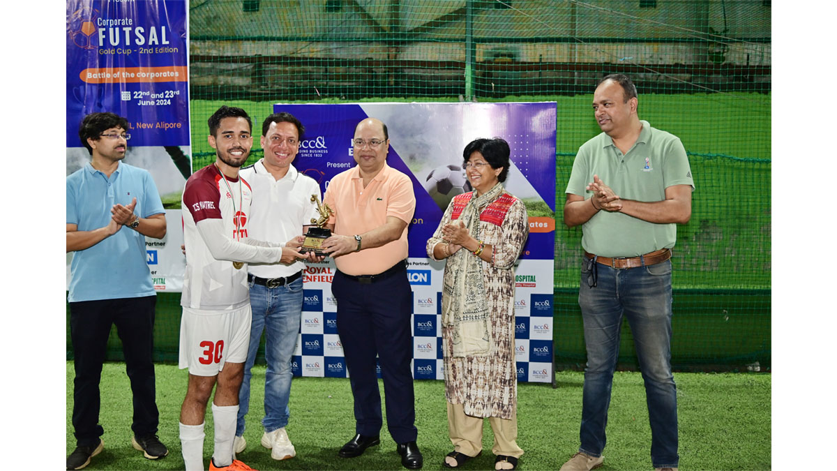 Mr. Subrata Dutta, Chairperson, Sports Committee, BCC&I, Chairman, The Indian Football Association & MD, The George Telegraph handing over the Player of the Tournament Trophy