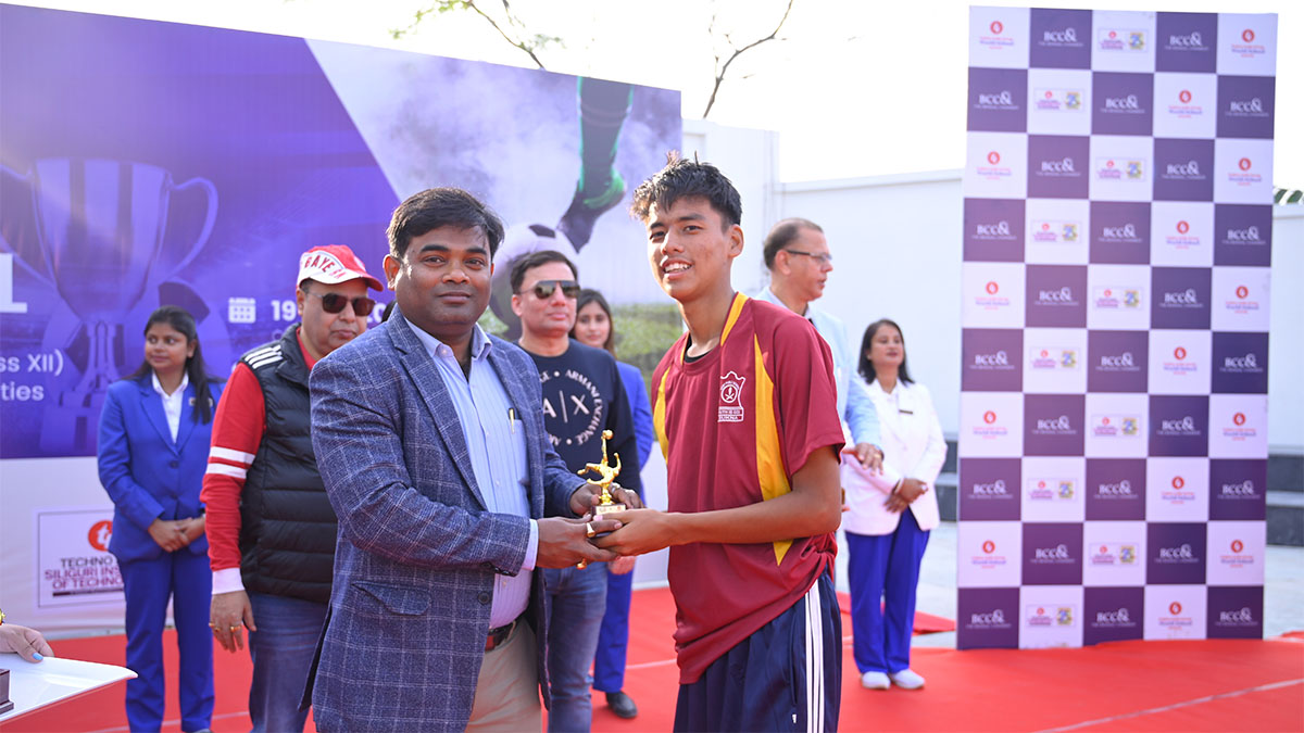 Mr. Manab Pal, Managing Director Shree Balaji Group and Managing Committee Member, The Bengal Chamber handing over a Man of the Match trophy to a participant