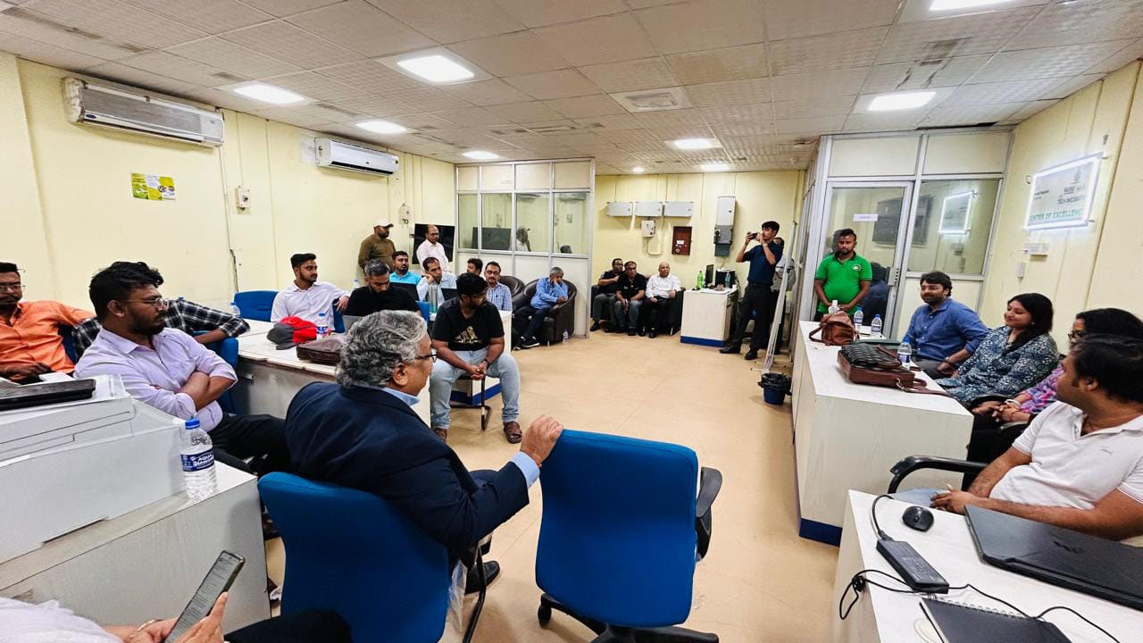 Mr. Gautam Ray, President, BCC&I and President-Corporate, RPSG Group (Left) interacting with Mr. Manohar Bethapudi, Founder & CEO, Uneverse Mobility Pvt. Ltd. (Right)