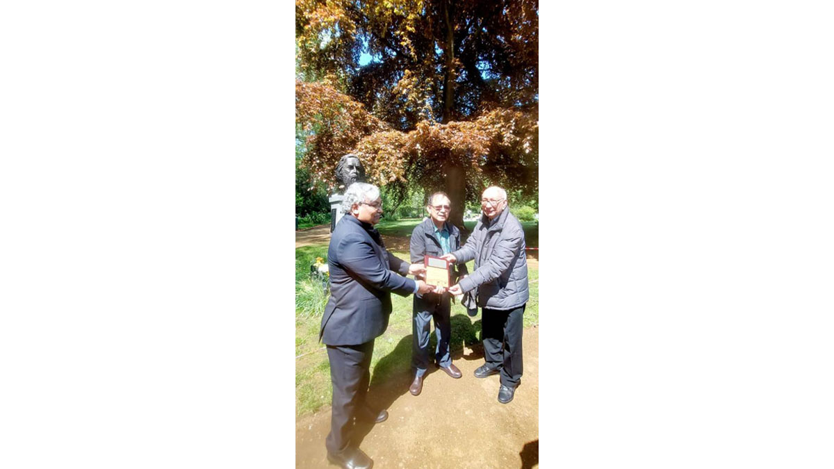 President Mr. Gautam Ray, paying homage to Kabiguru Rabindranath Tagore at his bust installed at Gordon Square in London. He also met the Chairperson, Founder and Members of The Tagore Centre, UK on the occassion of Rabindra Jayanti
